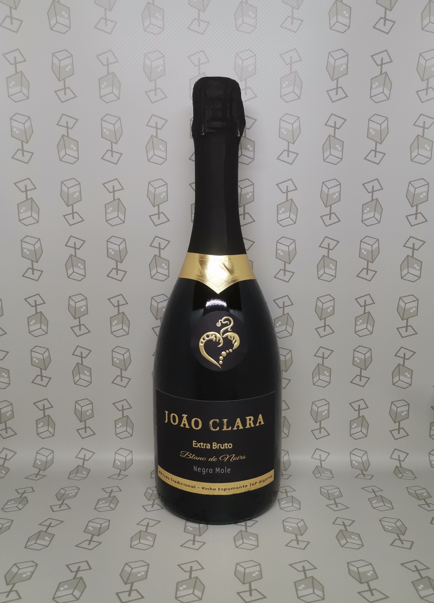 Garrafa de espumante João Clara Extra Bruto com rótulo preto e dourado