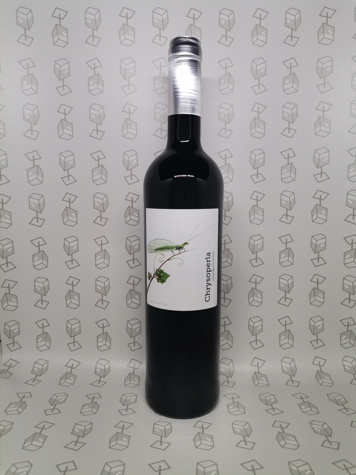 Garrafa de vinho escuro com rótulo branco e ilustração de insecto