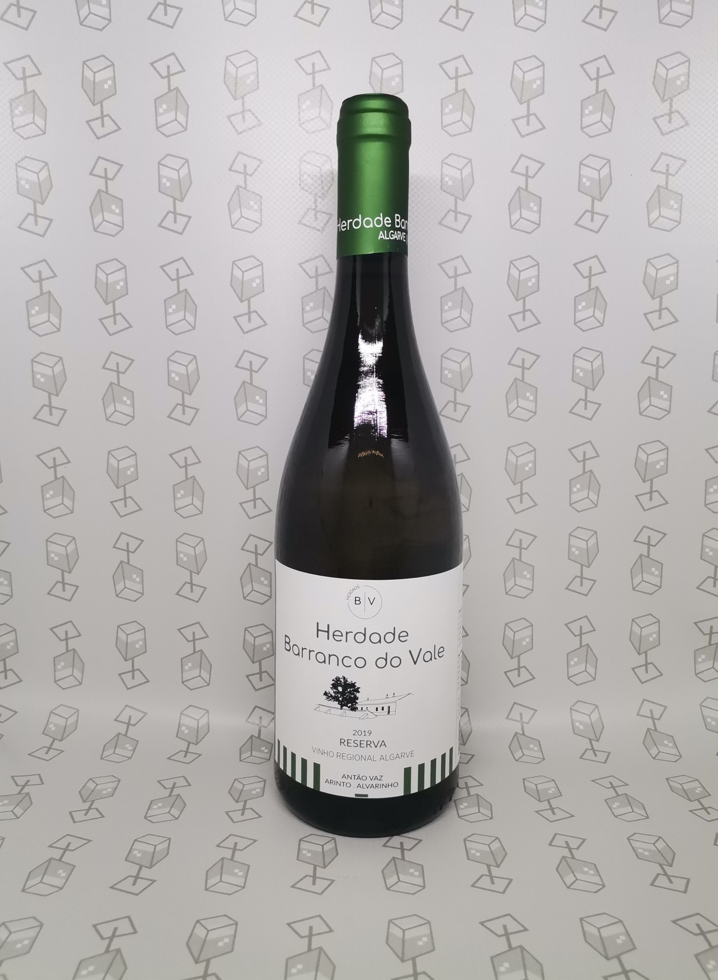 Garrafa de vinho branco Herdade Barranco do Vale com rótulo branco e cápsula verde