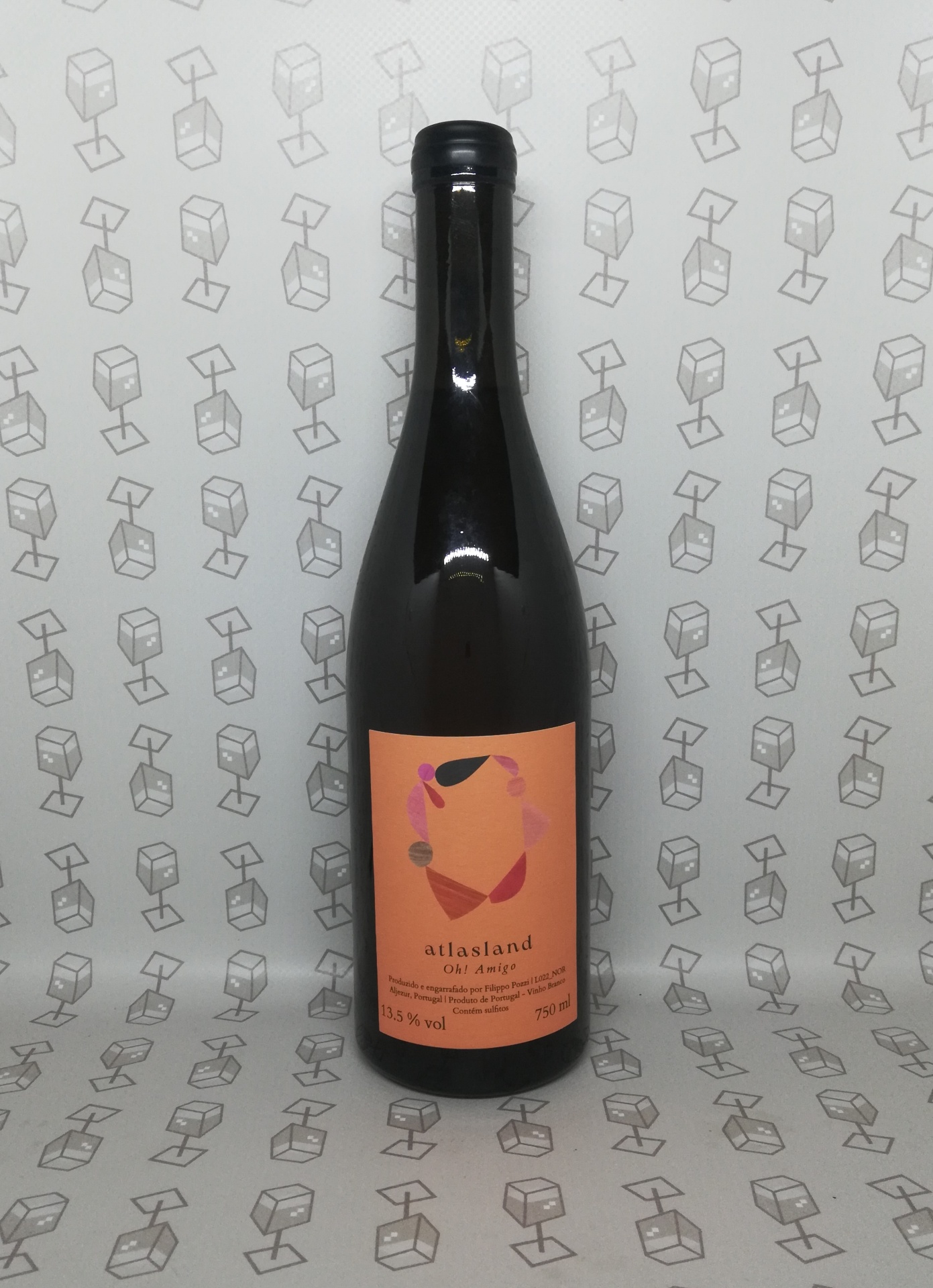 Garrafa de vinho tinto com rótulo cor de pêssego e desenho abstrato colorido