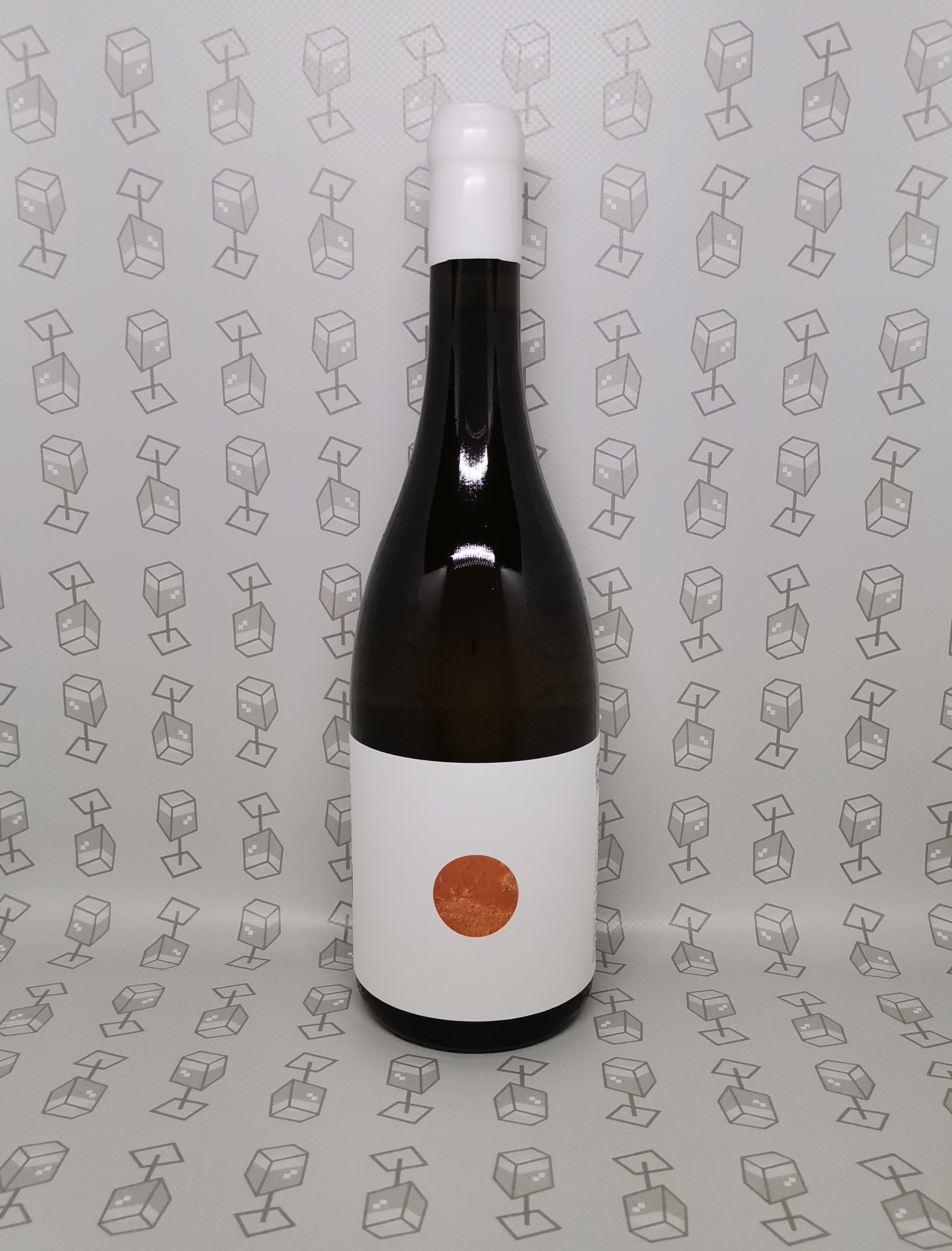 Garrafa escura com rótulo branco e círculo laranja, com padrão de taças cinza ao fundo