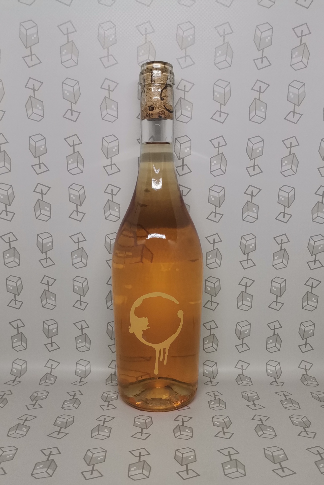 Garrafa de vidro com vinho rosé e símbolo amarelo em fundo de padrão repetido