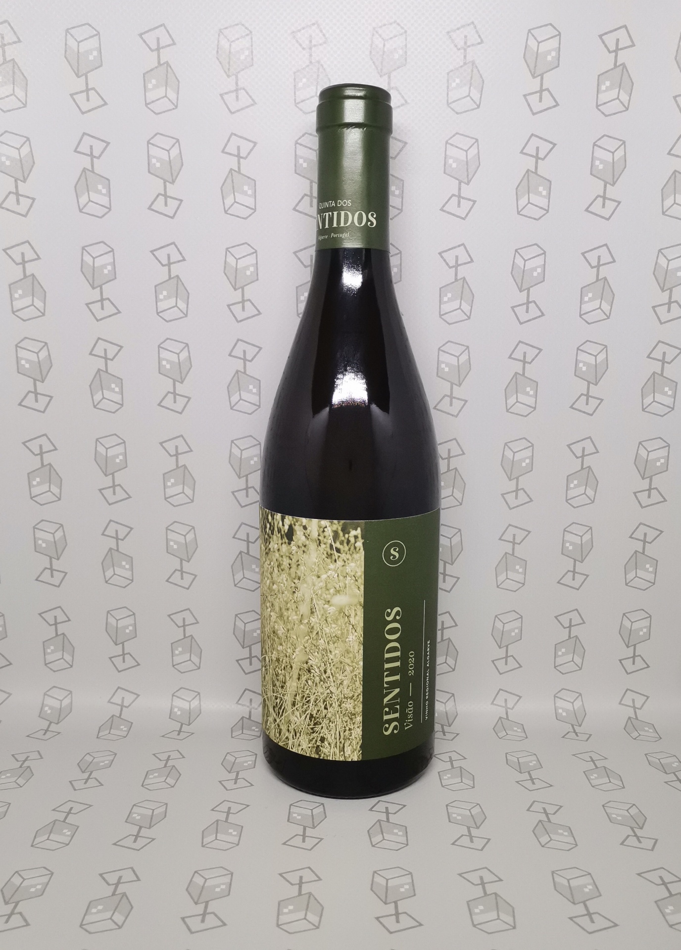 Garrafa de vinho Sentidos com rótulo verde e textura natural em fundo branco com padrão cinzento