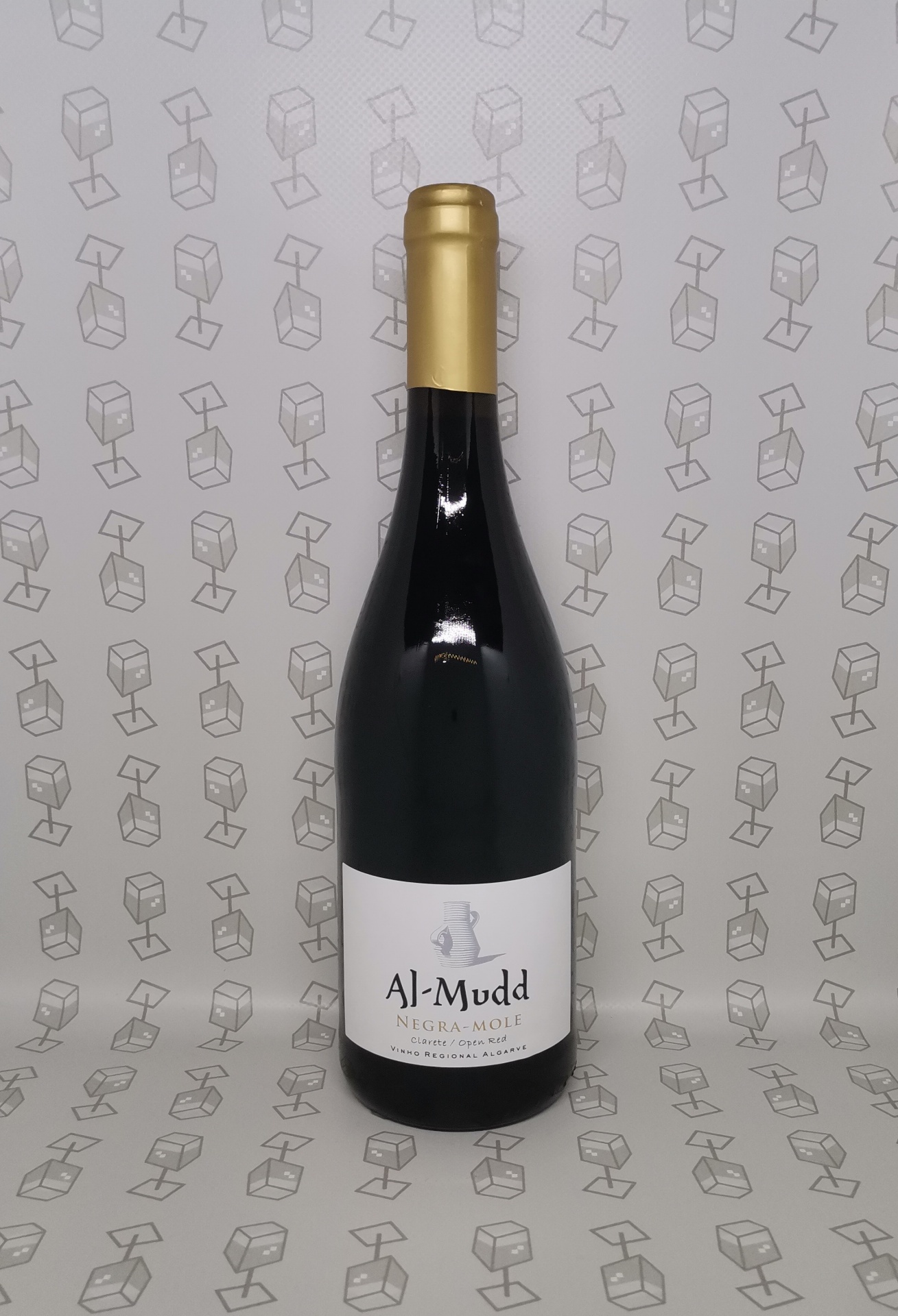 Garrafa de vinho Al Mudd Negra-Mole com tampa dourada em fundo cinza com padrão de caixas abertas