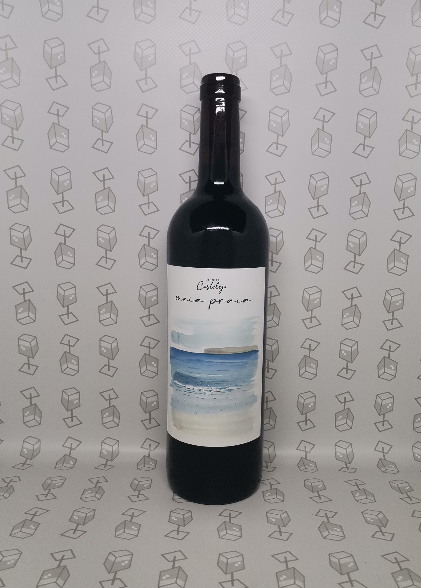 garrafa de vinho com rótulo de praia e texto Castelya mar pacifico sobre fundo com padrão de cubos