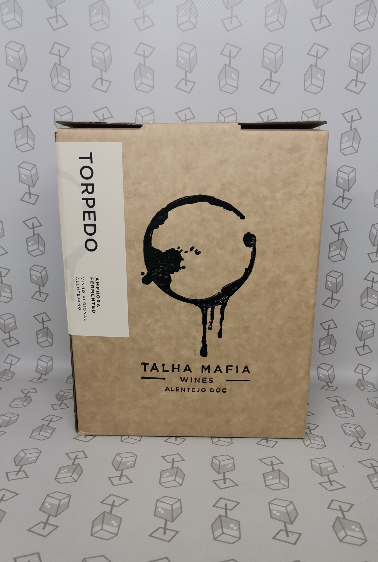 Caixa de papel kraft com vinho Torpedo Talha Mafia Wines Alentejo DOC cinza
