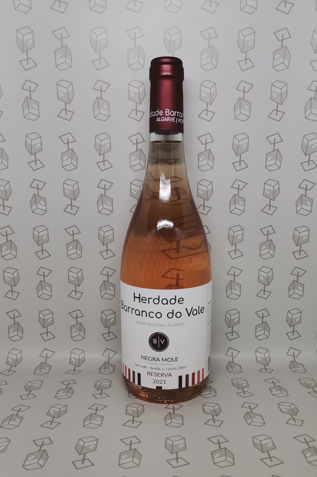Garrafa de vinho rosé Herdade Barranco do Vale com rótulo branco e tampa bordô