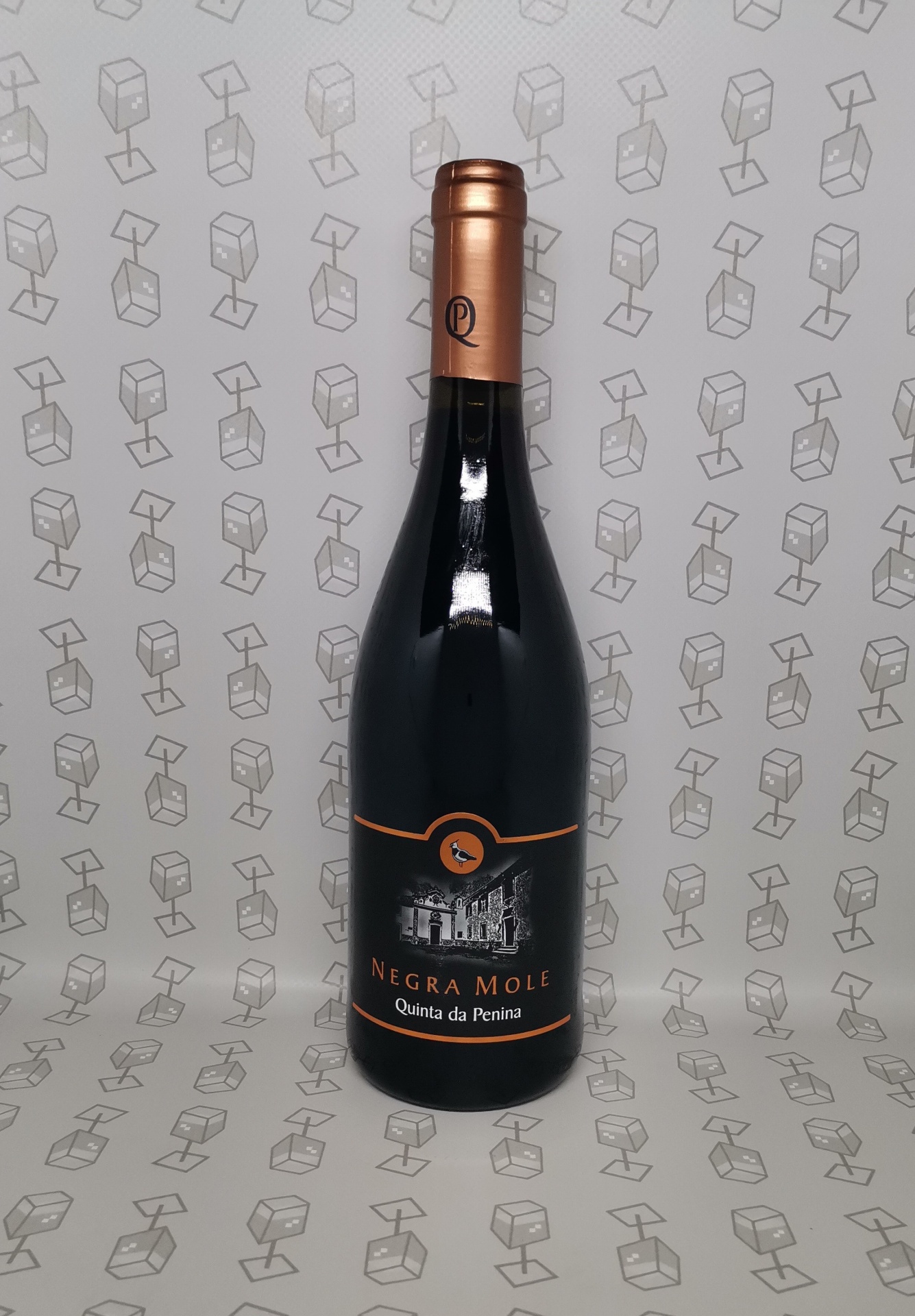 Garrafa de vinho tinto Negra Mole Quinta da Penina com rótulo preto e laranja