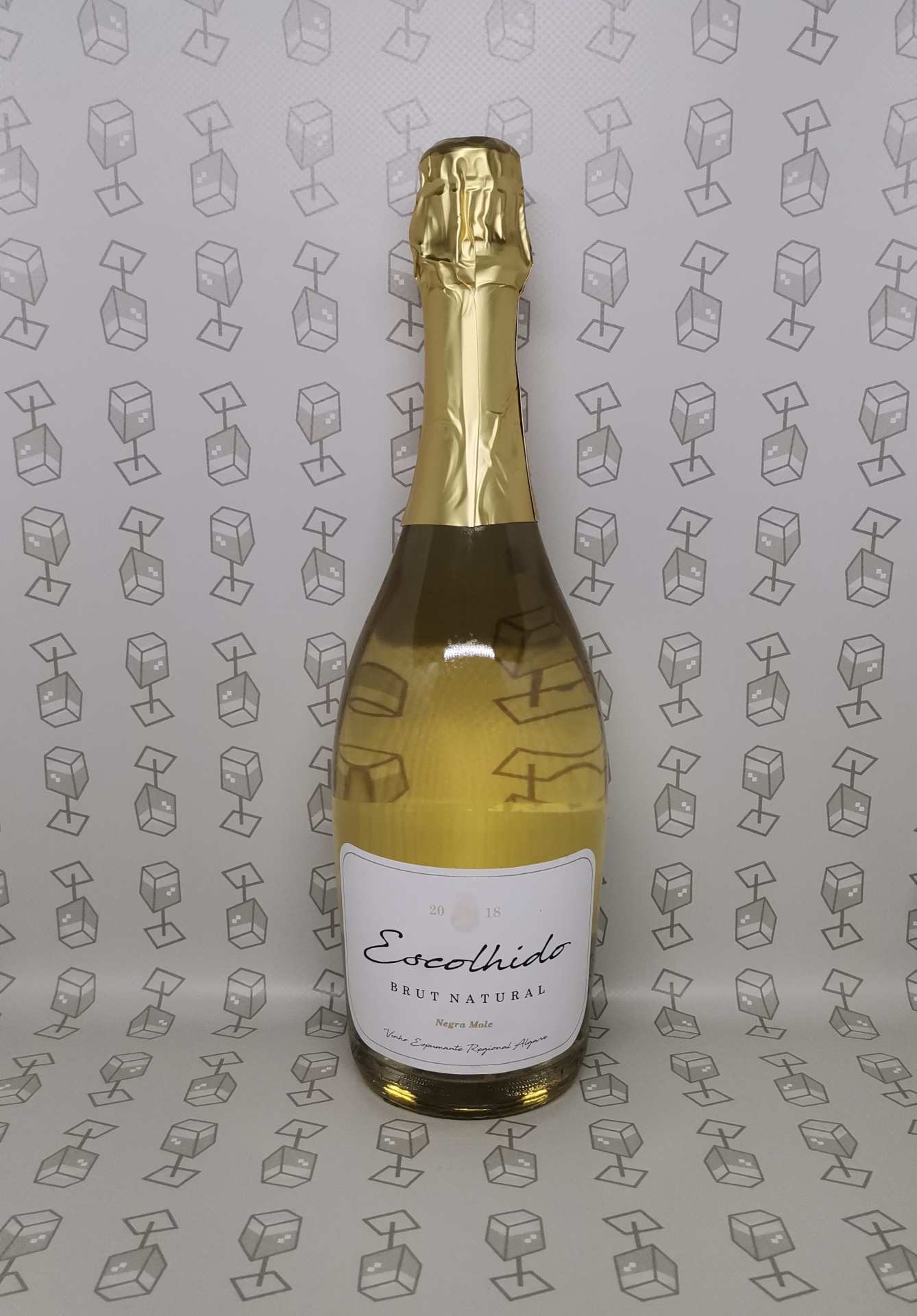Garrafa de espumante Escolhido com tampa dourada e rótulo branco