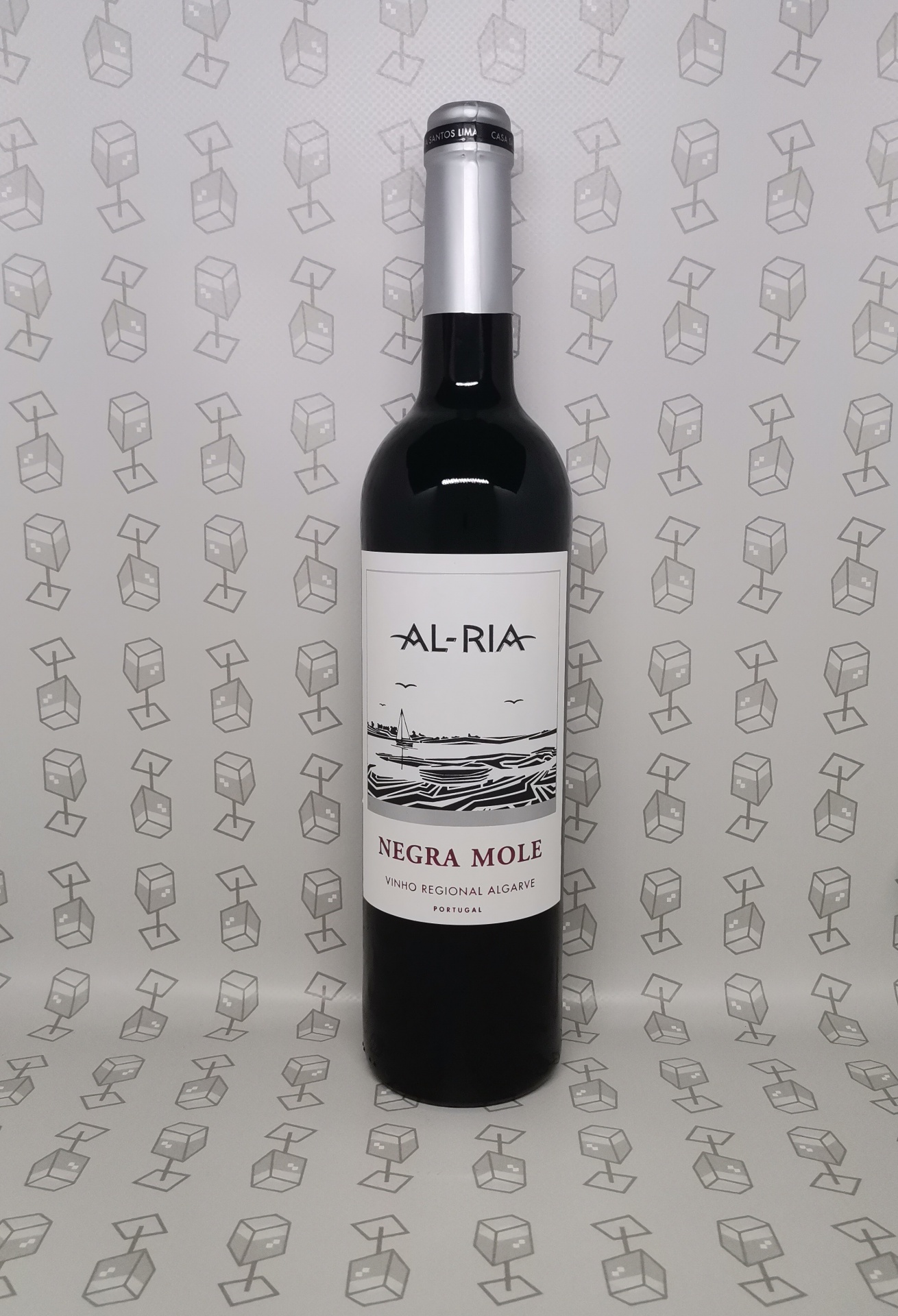 Garrafa de vinho tinto AL-RIA Negra Mole com rótulo branco e tampa prateada
