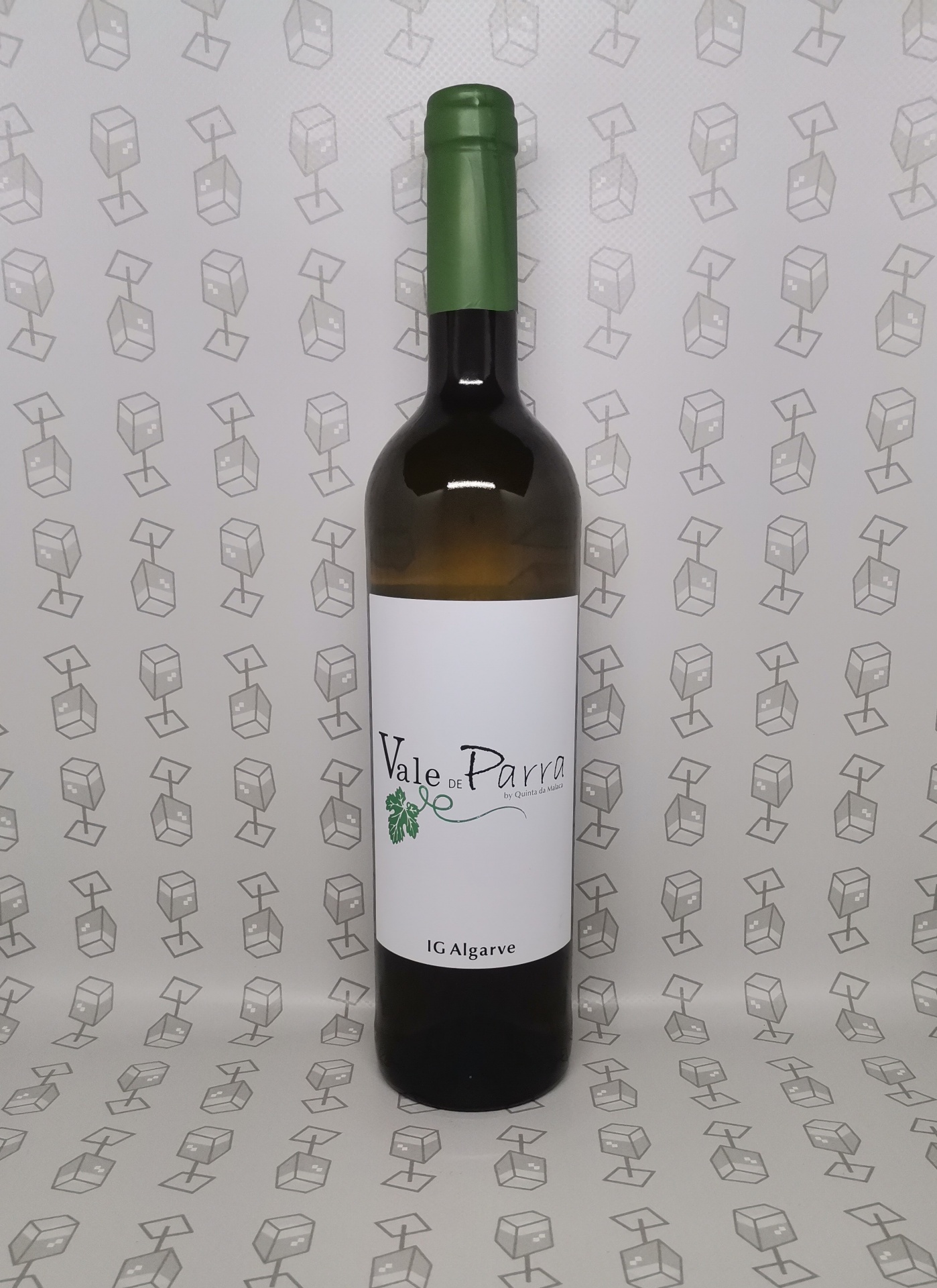 Garrafa de vinho Vale da Parra com rolha verde e rótulo branco com texto e ilustração