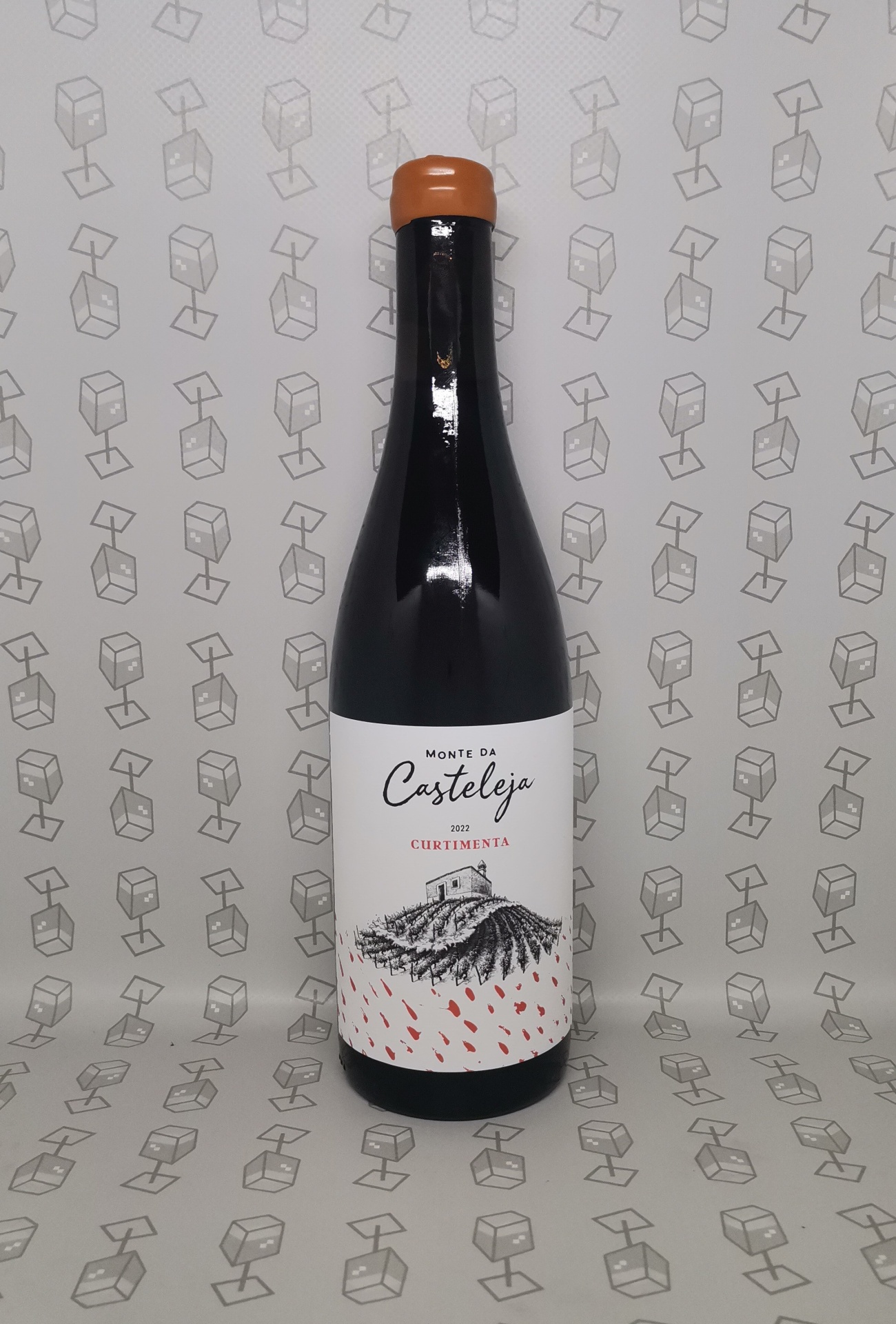 Garrafa de vinho Monte da Casteleja 2021 Curtimenta com rótulo branco e tampa de cortiça castanha