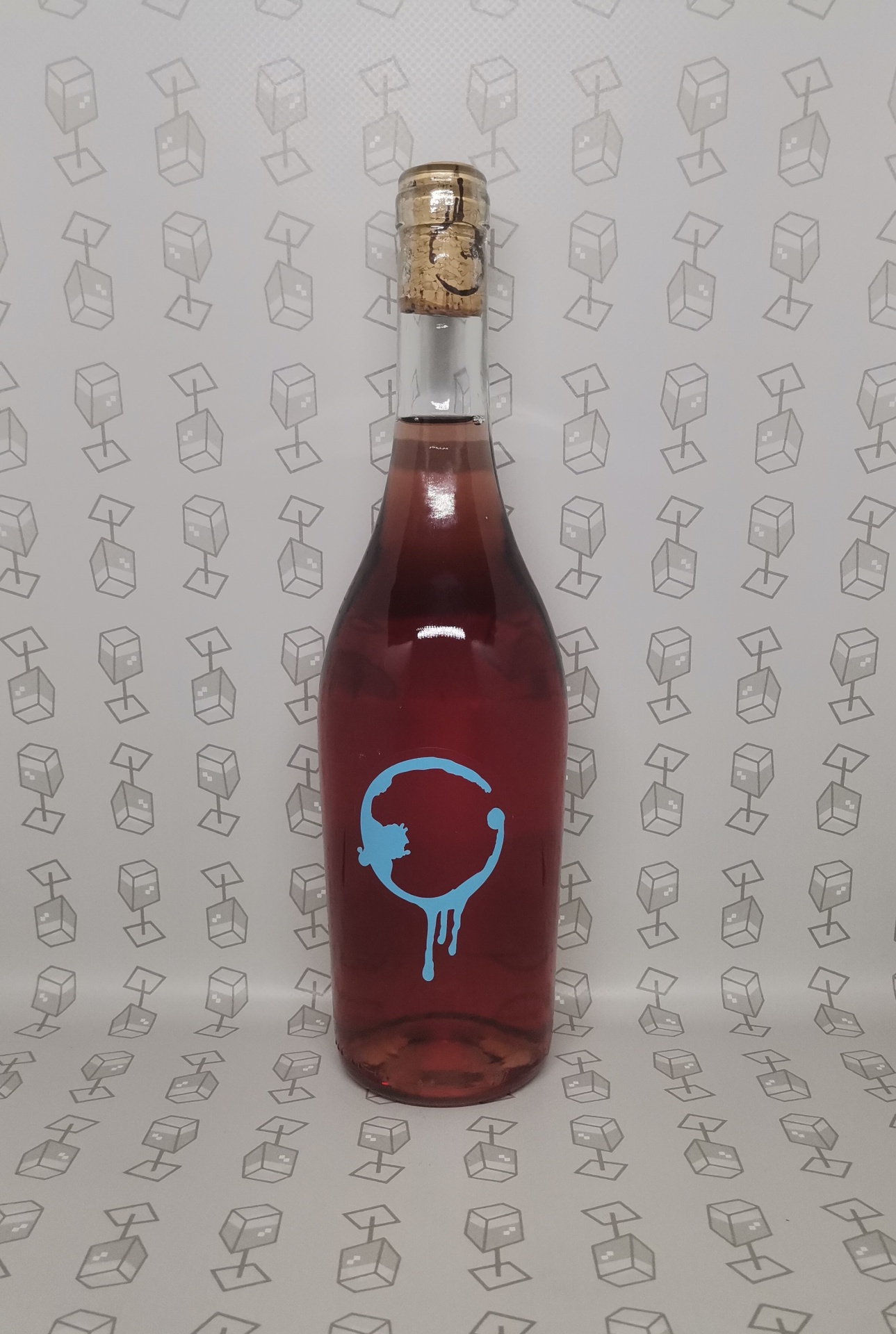 Garrafa de vinho rosé com rótulo azul e rolha de cortiça