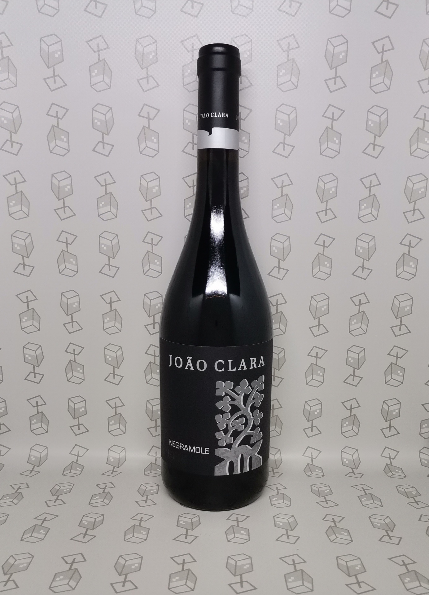 Garrafa de vinho João Clara Merumole com rótulo preto e branco