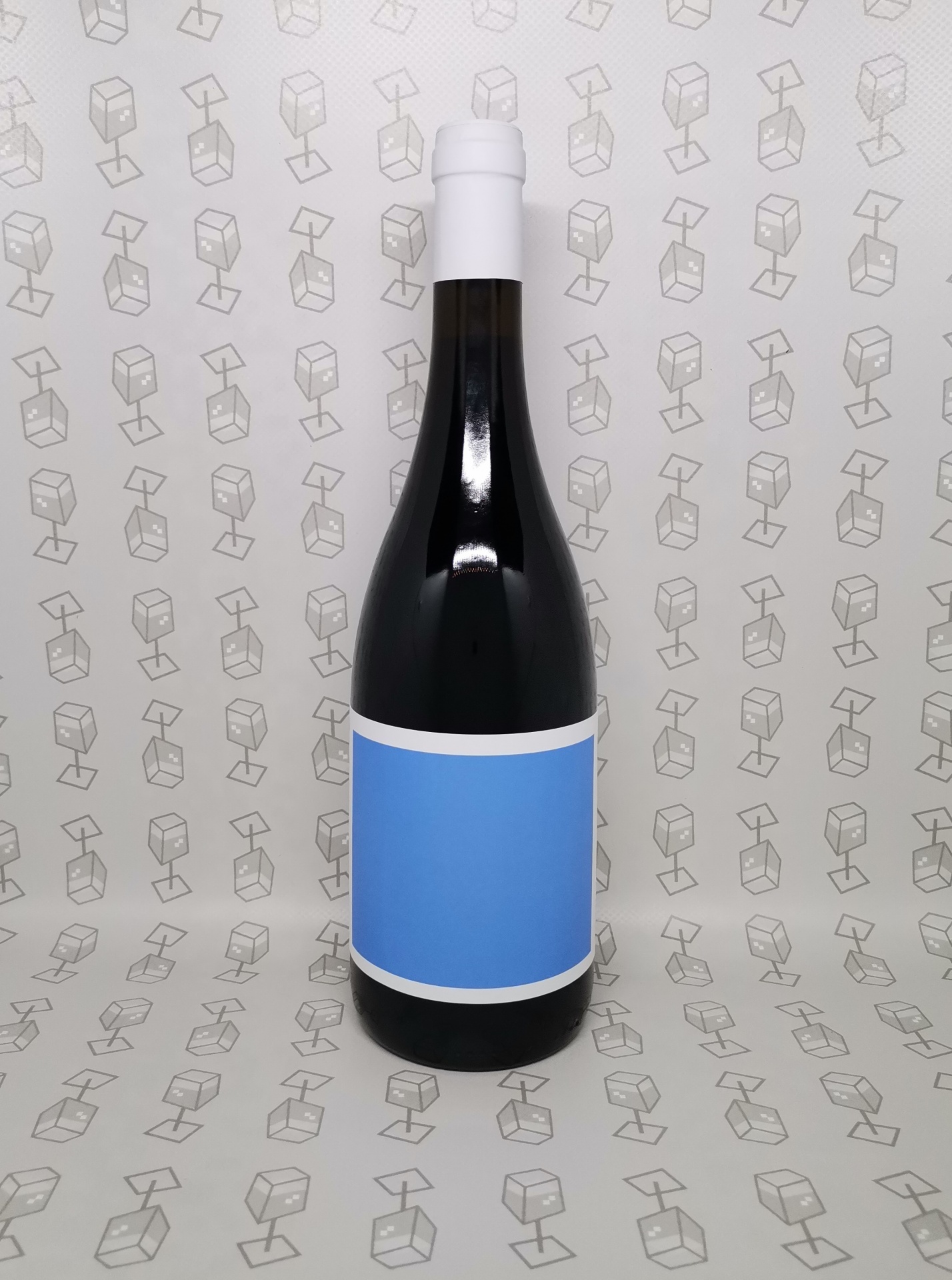 Garrafa de vidro escuro com rótulo azul sobre fundo branco com padrão de cadeiras cinza