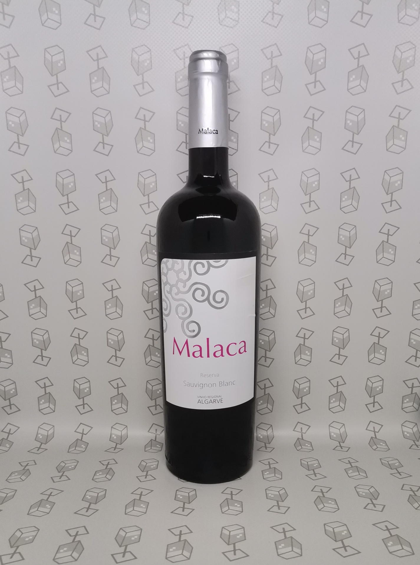 Garrafa de vinho Malaca com rótulo branco e tampa prateada