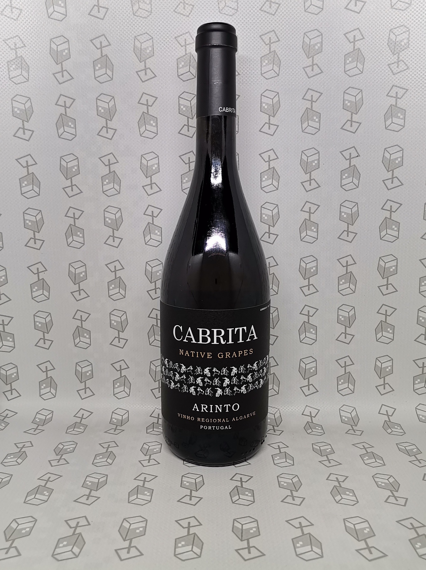 Garrafa de vinho tinto CABRITA com rótulo preto e branco