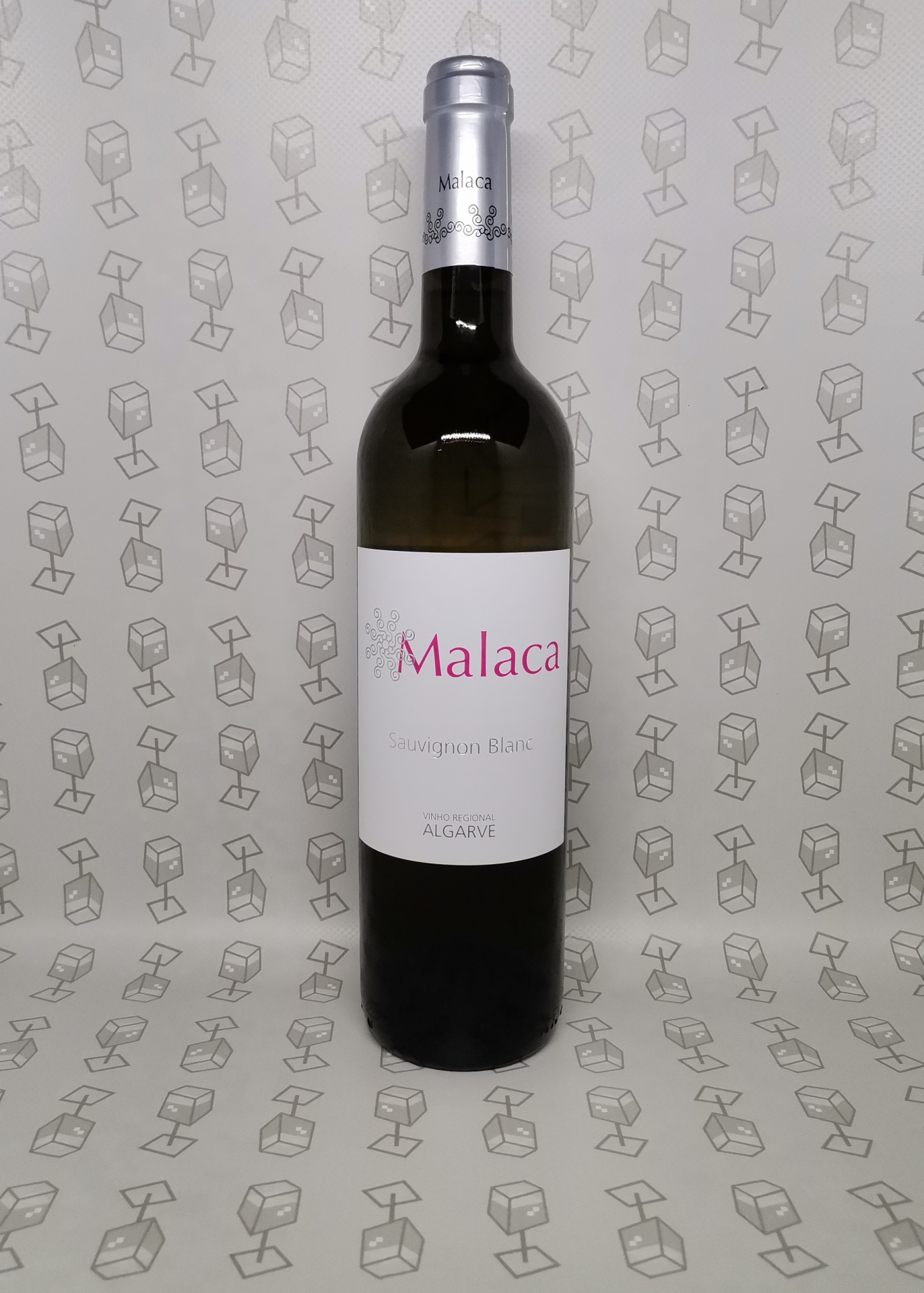 Garrafa de vinho branco Malaca Sauvignon Blanc com rótulo branco e cápsula prateada