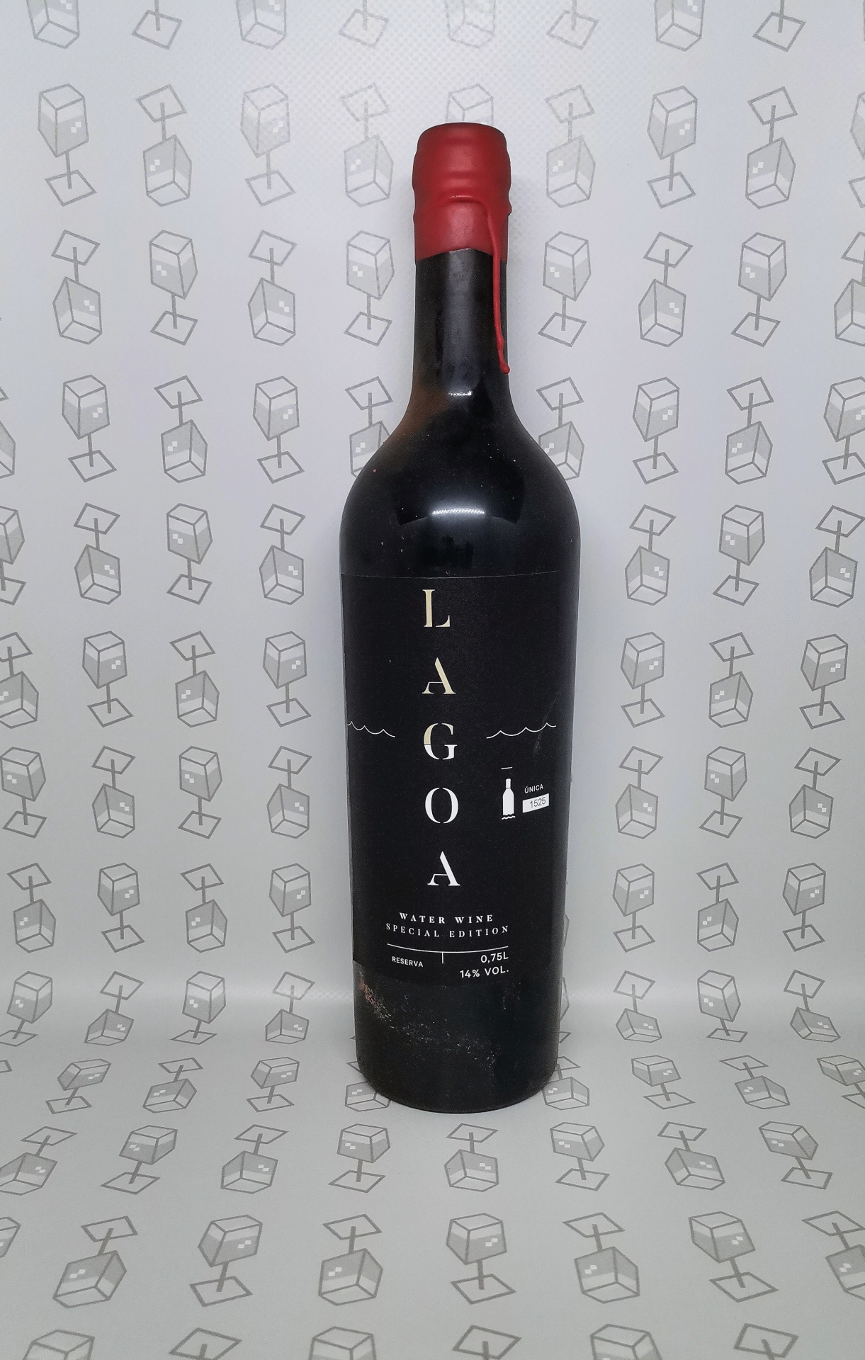 Garrafa de vinho tinto com rolha vermelha e rótulo preto com texto branco