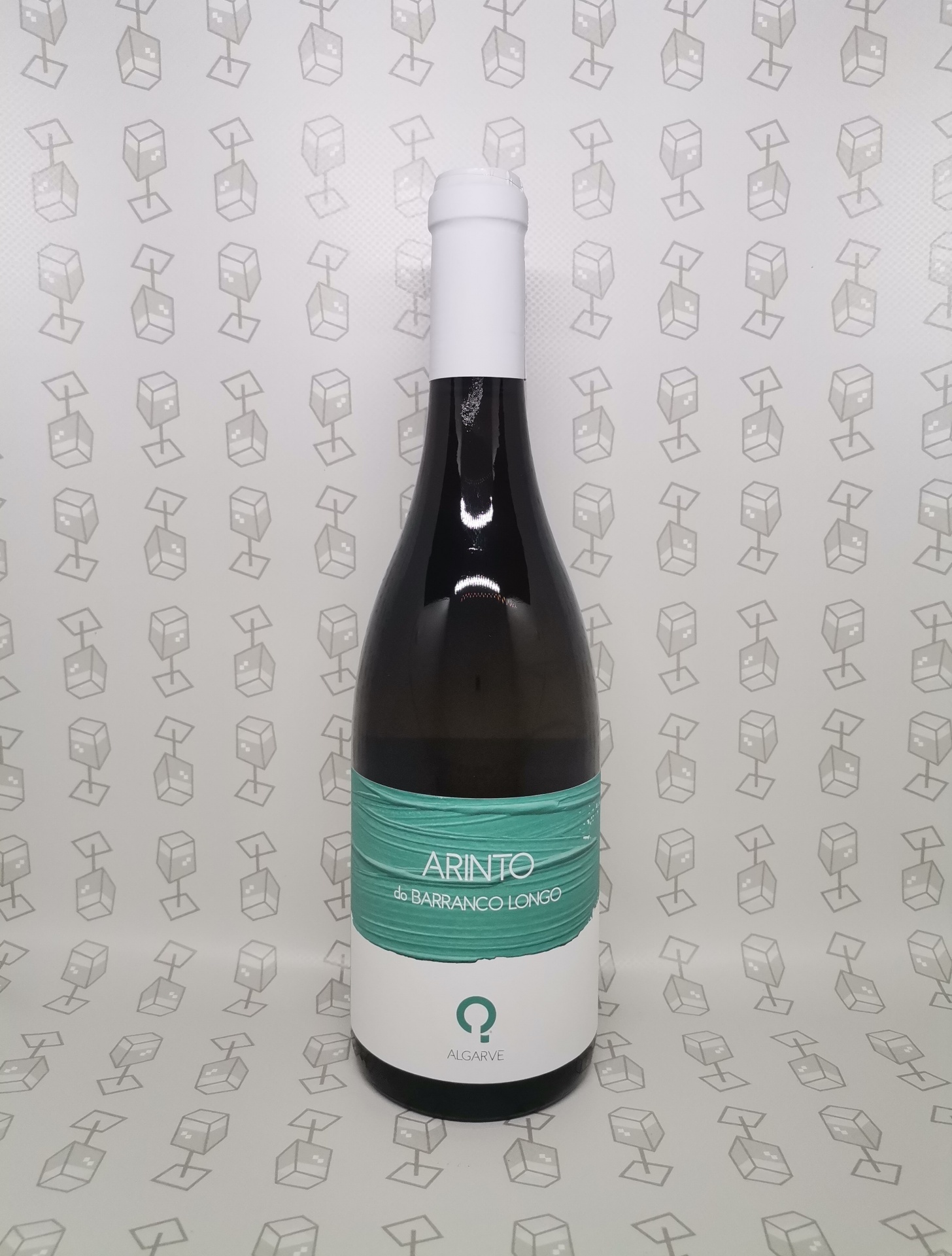 Garrafa de vinho com rótulo verde e branco sobre fundo com desenhos de garrafas.