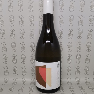 Garrafa escura com rótulo geométrico e tampa branca, fundo com padrão de cubos cinza