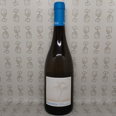 Garrafa de vinho branco Dona Niza com rótulo branco e tampa azul