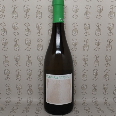 Garrafa de vinho Dona Niza com tampa verde sobre papel de parede com padrão geométrico.