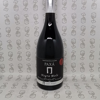 Garrafa de vinho tinto PAXÁ Negra Mole com rótulo preto e branco e fundo cinzento com padrão geométrico