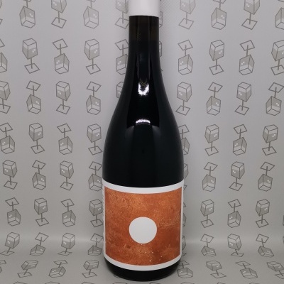 Garrafa de vinho escuro com etiqueta castanha em fundo decorado geométrico