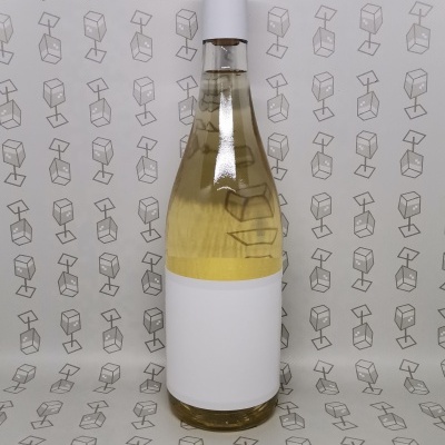 Garrafa de vidro com líquido amarelo e rótulo branco sobre fundo com padrão geométrico cinza