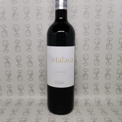 Garrafa de vinho tinto Malaca Castelão com rótulo branco e prata
