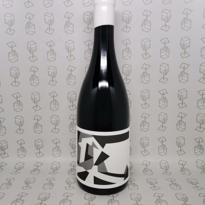 Garrafa preta com rótulo branco e padrão abstrato em fundo com cubos desenhados