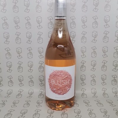 Garrafas de vinho rosé com rótulo branco e tampa metálica prateada