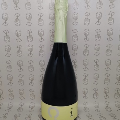 Garrafa de champanhe com cápsula creme e rótulo amarelo