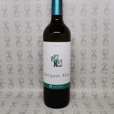 Garrafas de vinho branco Sauvignon Blanc da marca Paxá com rótulo branco e rolha azul