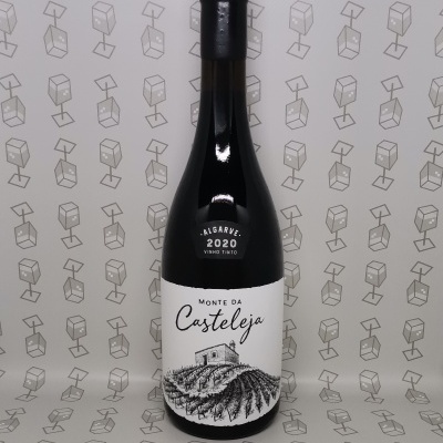 Garrafa vinho tinto Monte da Casteleja Algarve 2020 com rótulo branco e imagem de vinha