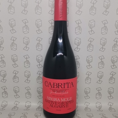 Garrafa de vinho tinto com rótulo vermelho e texto em preto