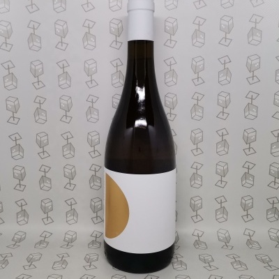 Garrafa de vinho com rótulo branco e círculo dourado
