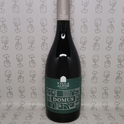 Garrafas de vinho tinto com rótulo verde e tampas cinzentas