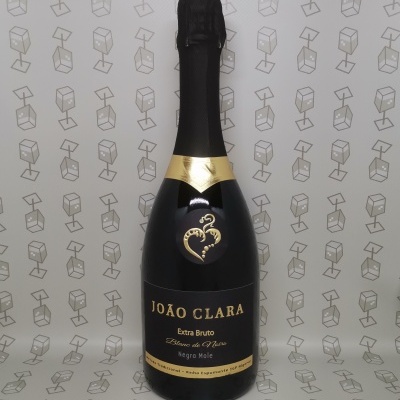 Garrafa de espumante João Clara Extra Bruto com rótulo preto e dourado