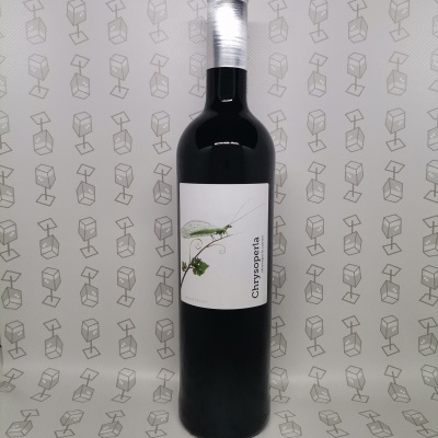 Garrafa de vinho escuro com rótulo branco e ilustração de insecto