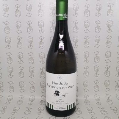 Garrafa de vinho branco Herdade Barranco do Vale com rótulo branco e cápsula verde