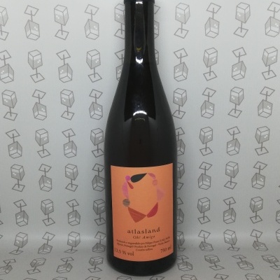 Garrafa de vinho tinto com rótulo cor de pêssego e desenho abstrato colorido