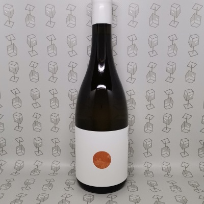 Garrafa escura com rótulo branco e círculo laranja, com padrão de taças cinza ao fundo