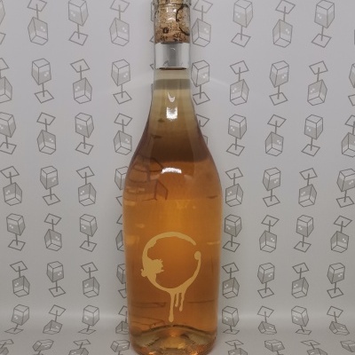 Garrafa de vidro com vinho rosé e símbolo amarelo em fundo de padrão repetido