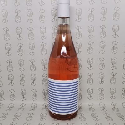 Garrafa com rótulo de riscas azuis e brancas e tampa branca