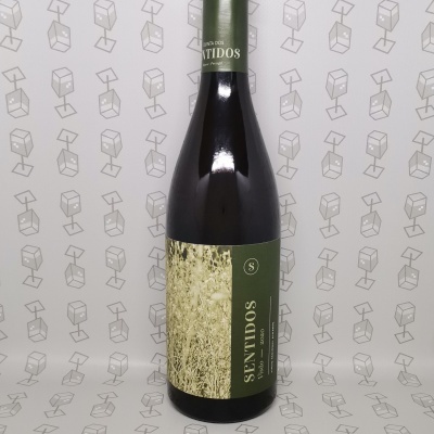 Garrafa de vinho Sentidos com rótulo verde e textura natural em fundo branco com padrão cinzento