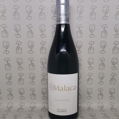 Garrafa de vinho Malaca Negra Mole com rótulo branco e tampa prateada