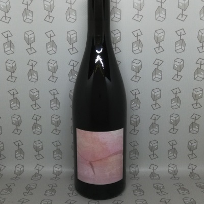 Garrafa de vidro escuro com rótulo rosa e tampa amarela