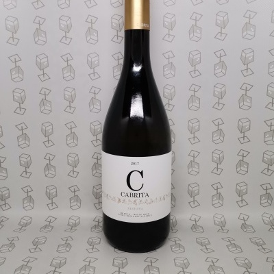 Garrafa de vinho tinto com rótulo branco e tampa dourada sobre fundo com padrão de caixas desenhadas.